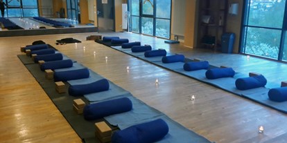 Yogakurs - vorhandenes Yogazubehör: Yogamatten - Ober-Olm - Unser Yogaraum - Sabine Freitag / Bewegungsforum