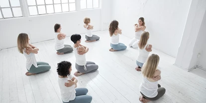 Yoga course - Yogastil: Kinderyoga - Hamburg-Stadt Grindel - Wir bieten in unseren Power Yoga Institute Studios auch viele Meditationskurse an! - Power Yoga Institute Winterhude