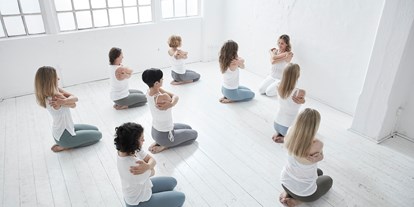 Yoga course - Yogastil: Yin Yoga - Hamburg-Stadt Eimsbüttel - Wir bieten in unseren Power Yoga Institute Studios auch viele Meditationskurse an! - Power Yoga Institute Winterhude