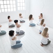 Yogakurs - Wir bieten in unseren Power Yoga Institute Studios auch viele Meditationskurse an! - Power Yoga Institute Winterhude