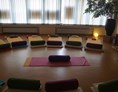 Yoga: Unser Yoga-Raum (vorbereitet für einen Yin-Yoga Workshop) - BiYo Yoga in Viersen