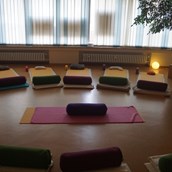 Yogakurs - Unser Yoga-Raum (vorbereitet für einen Yin-Yoga Workshop) - BiYo Yoga in Viersen
