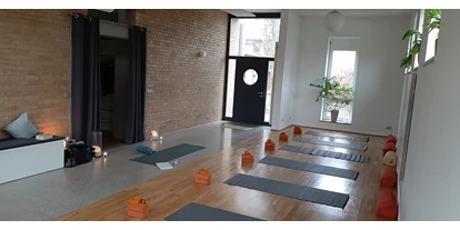 Yoga course - vorhandenes Yogazubehör: Sitz- / Meditationskissen - Landau in der Pfalz - Yogaraum in "Kraftquelle" - Möglichkeiten