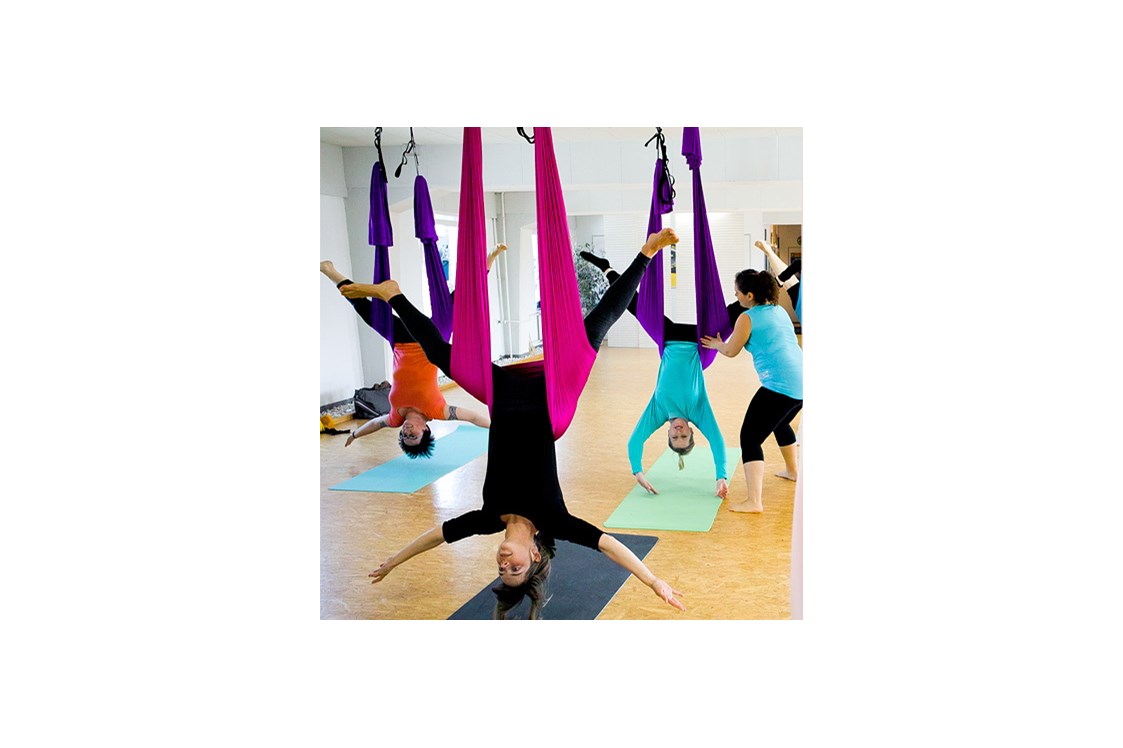 Yoga: Aerial Yoga ist für Anfänger und Fortgeschrittene gleichermaßen geeignet. Trage dich hier zum Newsletter ein und du bekommst alle Termine zu Kursen, Workshops, Ausbildungen und Angeboten:
http://aerial-yoga-kiel.de/   - Aerial Yoga Ausbildung mit Nicole Quast-Prell