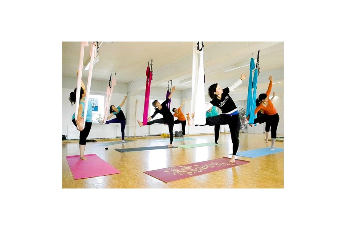 Yoga: Mit Aerial Yoga kann der ganze Körper auf neue Weise gedehnt werden. Trage dich hier zum Newsletter ein und du bekommst alle Termine zu Kursen, Workshops, Ausbildungen und Angeboten:
http://aerial-yoga-kiel.de/   - Aerial Yoga Ausbildung mit Nicole Quast-Prell