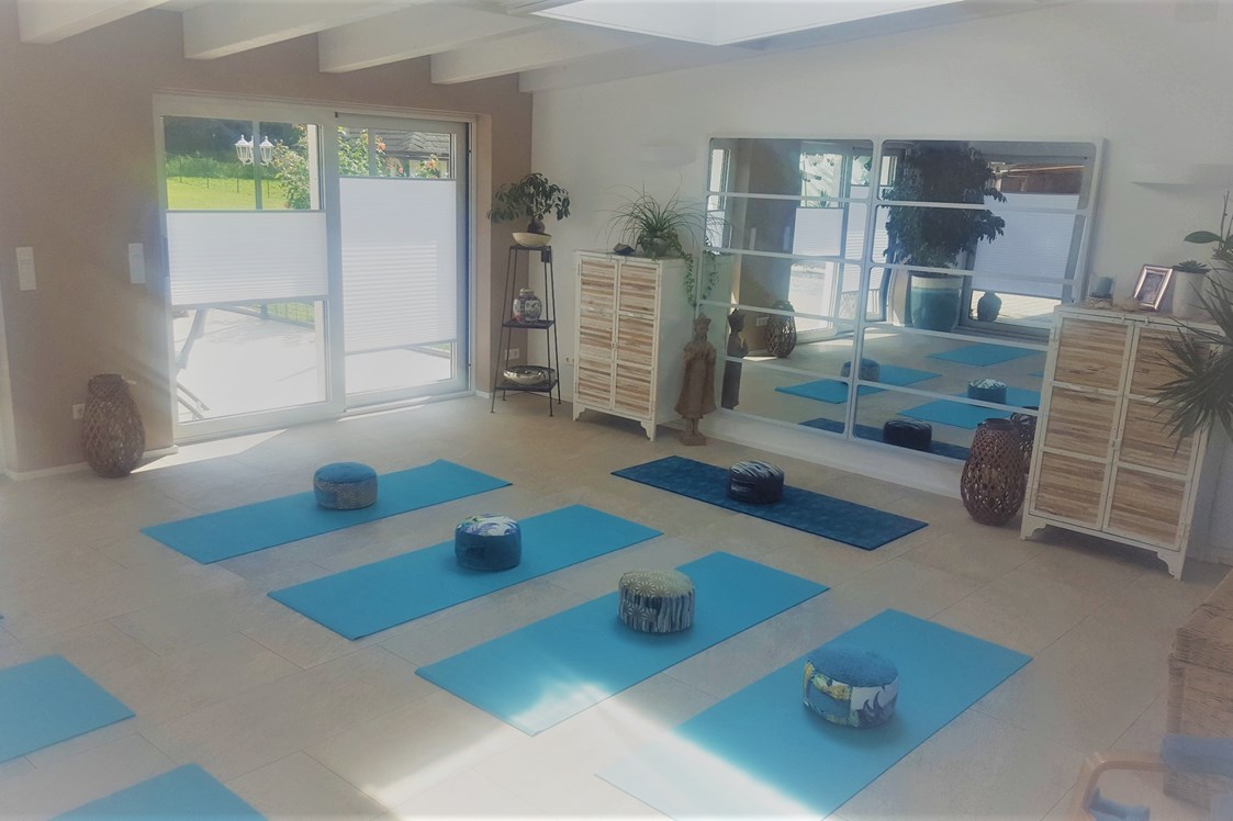 Yoga: Yogamatten sowie Meditationskissen sind für unsere Schüler vorhanden - Yoga Parinama - Online-Yoga-Kurse & Vor Ort Kurse