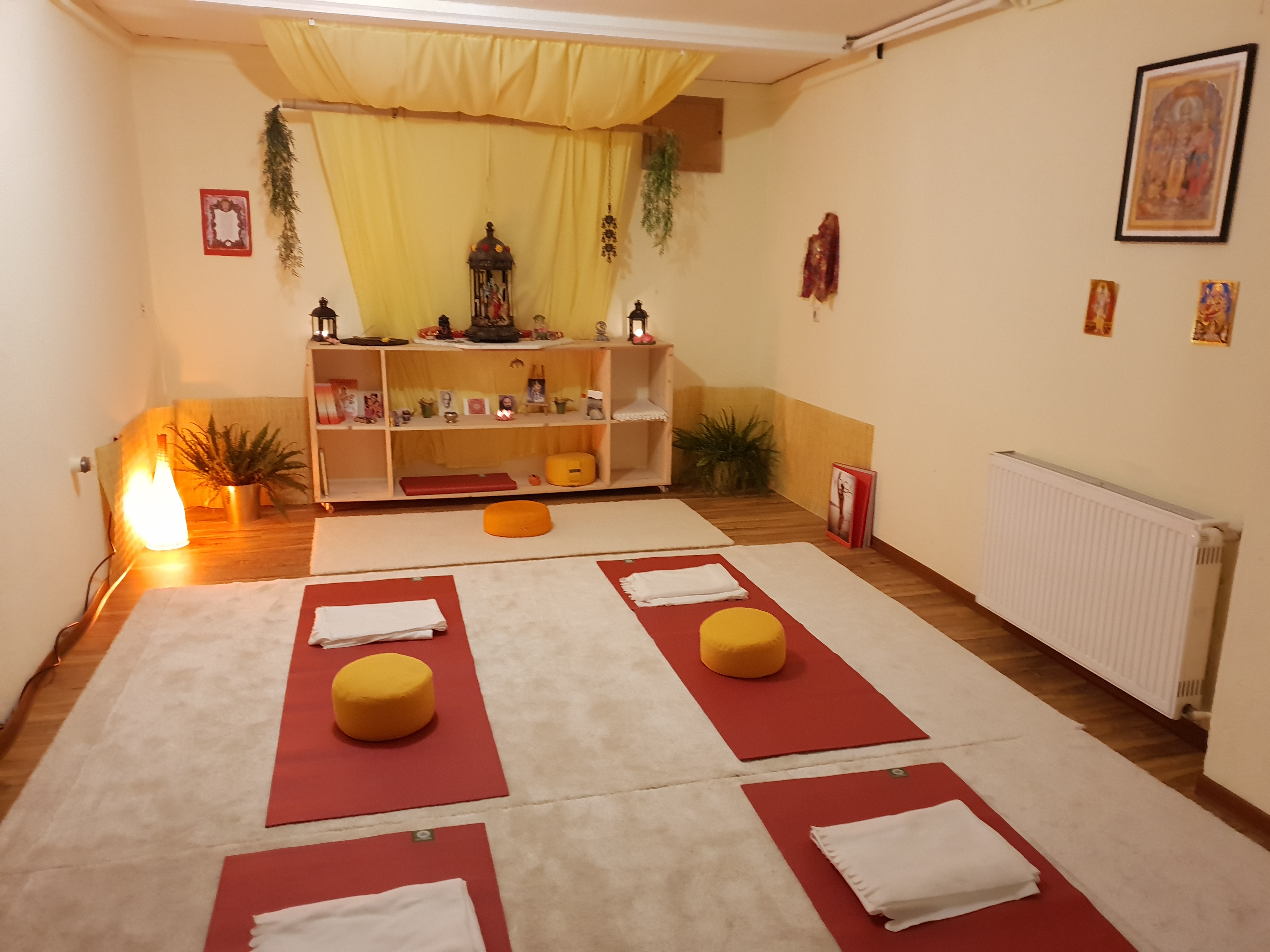 Yoga: Gemütlich in kleine Gruppen. - Maheshwari Lilli.  Hatha Yoga im Ayurveda beauty Tempel Dhanvantari