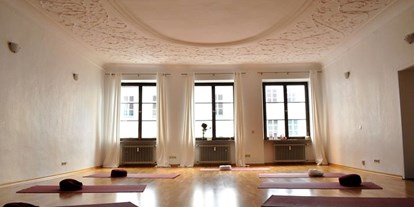 Yoga course - Ergolding - https://scontent.xx.fbcdn.net/hphotos-xat1/t31.0-8/s720x720/12232675_1641567496125102_8735371678626706569_o.jpg - Yogazentrum Landshut
