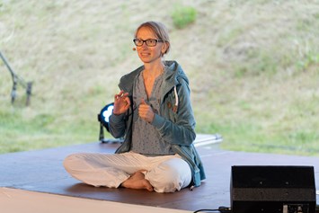 Yoga: Arielle Kohlschmidt