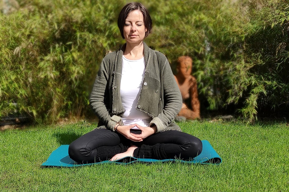 Yoga: Hi. Ich heiße Sonja, bin Ergotherapeutin, Yogalehrerin Advanced, Meditationstrainerin und Kursleiterin für Entspannungstechniken.  - Sonja Löbel/ SeiDu-Yoga