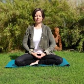 Yogakurs - Hi. Ich heiße Sonja, bin Ergotherapeutin, Yogalehrerin Advanced, Meditationstrainerin und Kursleiterin für Entspannungstechniken.  - Sonja Löbel/ SeiDu-Yoga