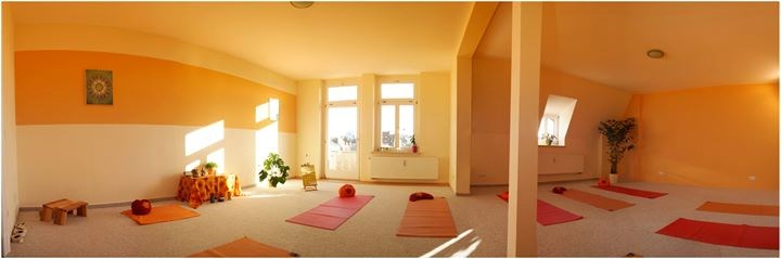 Yoga: https://scontent.xx.fbcdn.net/hphotos-prn2/t31.0-8/s720x720/1015544_390076387764240_1102235302_o.jpg - Yogastudio-padma Leipzig