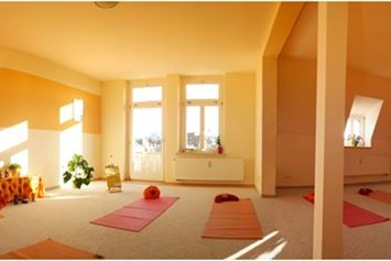 Yoga: https://scontent.xx.fbcdn.net/hphotos-prn2/t31.0-8/s720x720/1015544_390076387764240_1102235302_o.jpg - Yogastudio-padma Leipzig