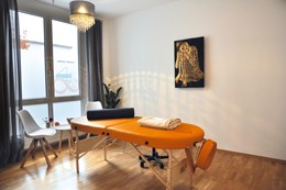 Yoga: Yogastudio Einatmen Ausatmen München Massageliege - Studio 148
