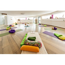 Yoga: Geräumiges, modernes Yogastudio.
Gruppengröße max 10 Teilnehmer:innen pro Kurs - Ois is Yoga
