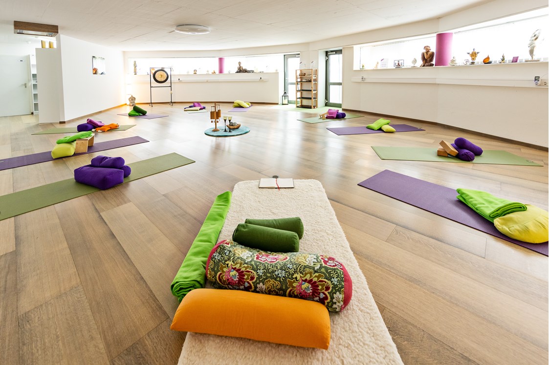 Yoga: Geräumiges, modernes Yogastudio.
Gruppengröße max 10 Teilnehmer:innen pro Kurs - Ois is Yoga