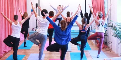 Yogakurs - Erreichbarkeit: sehr gute Anbindung - Berlin-Stadt Friedenau - BusinessYoga - Yoga in deinem Unternehmen.
Am Schreibtisch, im Konferenzraum, in Alltags- oder Sportkleidung - Niami Rosenthal