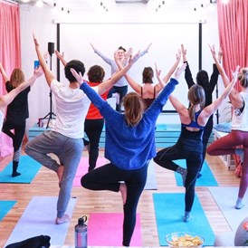 Yoga: BusinessYoga - Yoga in deinem Unternehmen.
Am Schreibtisch, im Konferenzraum, in Alltags- oder Sportkleidung - Niami Rosenthal
