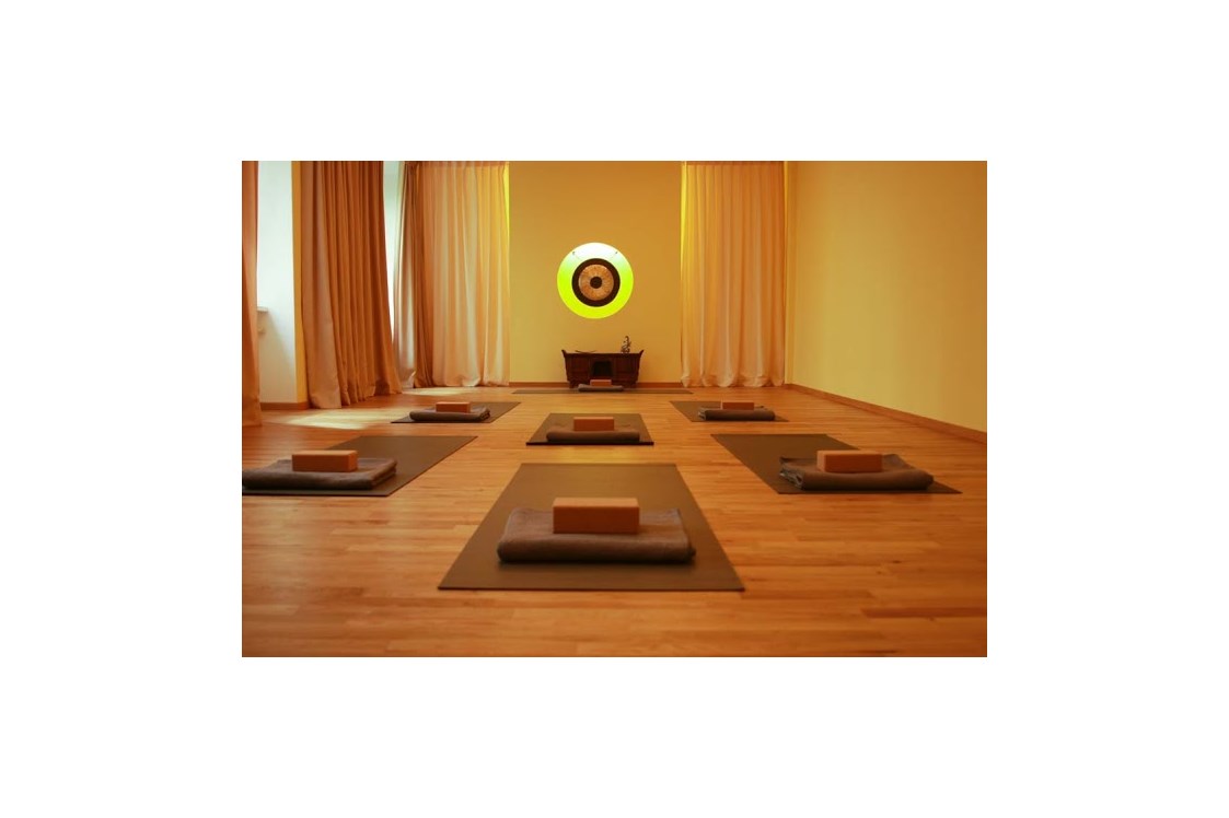 Yoga: Das ist der große Raum mit einer Gong. Eine sehr ruhige, gemütliche und schöne Atmosphäre.  - Sita Tara Berlin