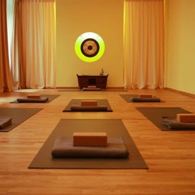 Yoga: Das ist der große Raum mit einer Gong. Eine sehr ruhige, gemütliche und schöne Atmosphäre.  - Sita Tara Berlin