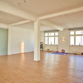Yoga: Unser großer lichtdurchfluteter Yoga Raum - Samana Yoga - Rebalancing Life! in Offenbach
