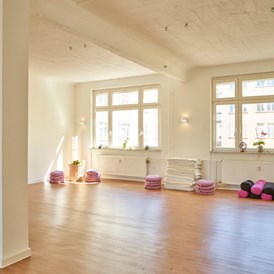 Yoga: Unser großer lichtdurchfluteter Yogaraum - Samana Yoga - Rebalancing Life! in Offenbach