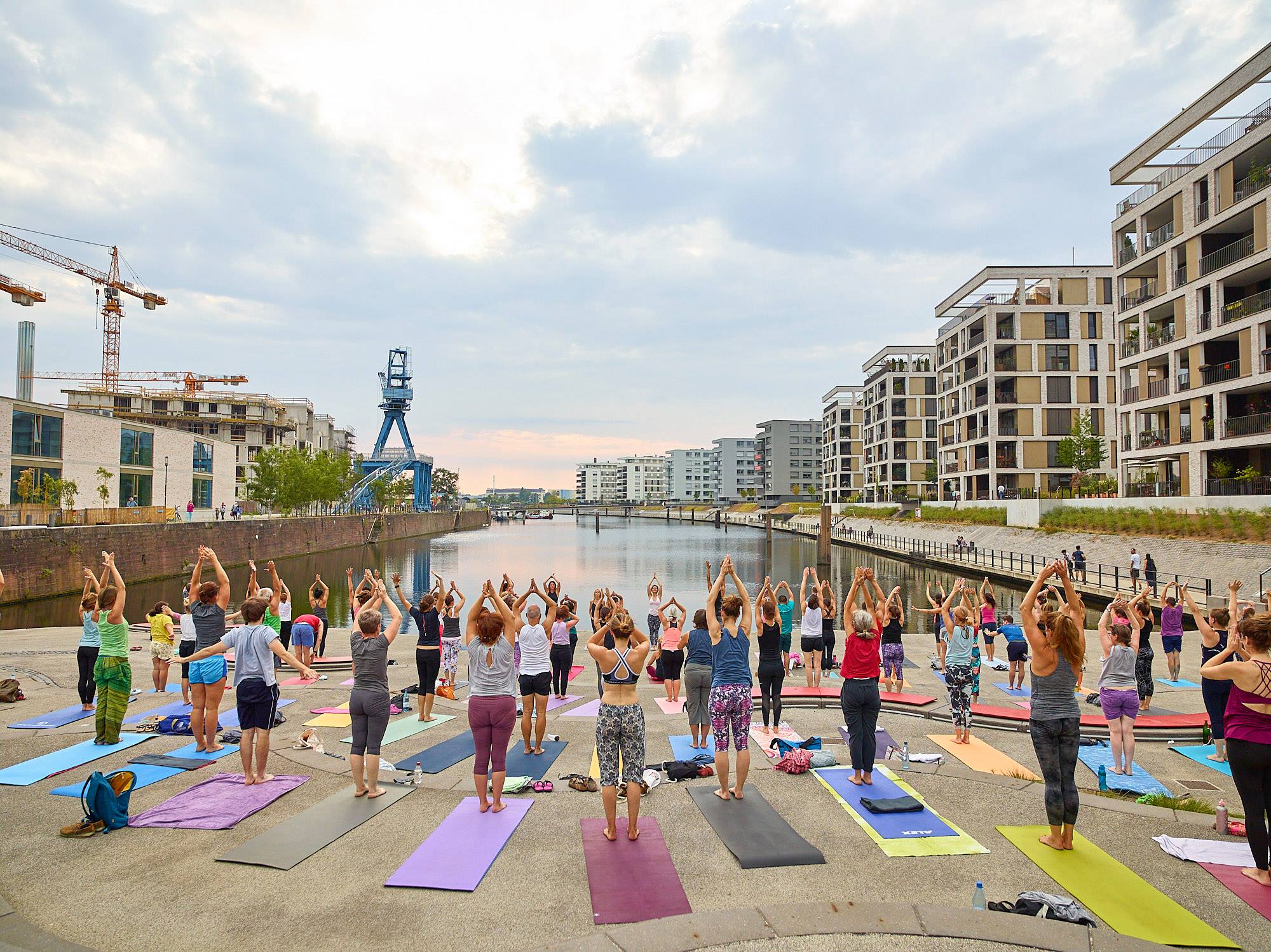 Yoga: 108 Sonnengrüße an der Hafentreppe in Offenbach am Main - Samana Yoga - Rebalancing Life! in Offenbach