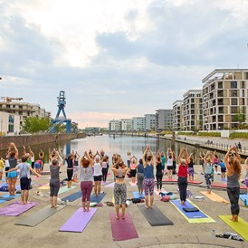 Yoga: 108 Sonnengrüße an der Hafentreppe in Offenbach am Main - Samana Yoga - Rebalancing Life! in Offenbach