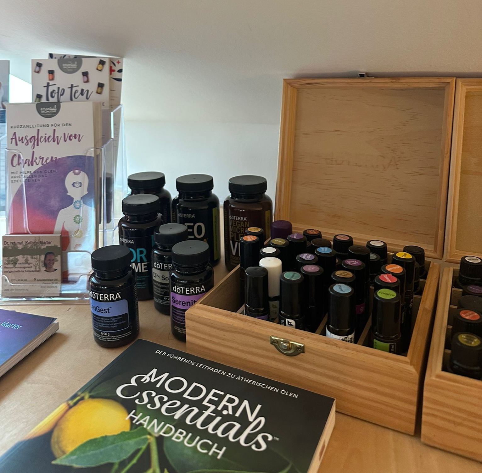 Yoga: ÄTHERISCHE ÖLE

"Ein von uns aufgrund unserer Erinnerungen und Assoziationen als angenehm empfundener Duft bringt uns unmittelbar in einen angenehmen, beruhigten, als sicher empfundenen Zustand. [...]" (aus meinem Buch 'Du bist, was Dich stresst! Tabula Rasa für chronisch Gestresste im digitalen Zeitalter' https://magdeburg-literatur.buchkatalog.de/du-bist-was-dich-stresst-9783658340605)

Im digitalen Zeitalter ganzheitlich gesund erfolgreich zu sein, ist eine Challenge mit der ich mich als Wissenschaftlerin, Autorin, Systemische Coach, Strategische Netzwerk- und Karriereberaterin, Yogalehrerin, Yoga-Therapeutin i.A., Wander- und Gesundheitswanderführerin,  Aromatherapeutische Beraterin und Trainerin seit vielen Jahren täglich auseinandersetze und sehr gut auskenne!

Seit vielen Jahren arbeite ich mit dōTERRA-Ölen, weil sie einen sehr hohen Qualitätsstandard haben, der die Öle sicher und therapeutisch wirksam macht. 

Gerne berate ich Dich zum Einsatz ätherischer Öle zur Unterstützung Deiner körperlichen, mentalen und emotionalen Gesundheit.

Bist Du bereit, Dich selbst zu unterstützen? 💚 

https://drkathrinmarter.org/contact/  - Tabula Rasa 2.0 |  Ganzheitlich Gesund Erfolgreich