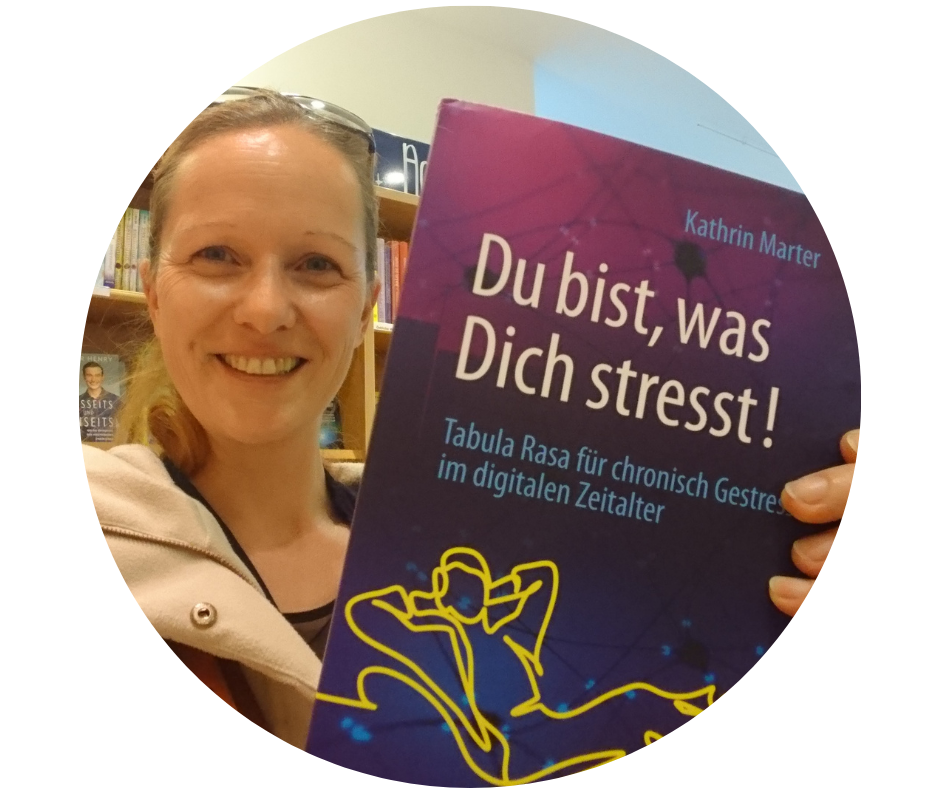 Yoga: BUCH 

DU BIST, WAS DICH STRESST!  Tabula Rasa für chronisch Gestresste im digitalen Zeitalter


Über das Buch

Viele Menschen nutzen täglich die Vorteile des digitalen Zeitalters: wenn sie mal eben ihr Zugticket mit dem Smartphone buchen, sich von ebendiesem zum vereinbarten Treffpunkt navigieren lassen und dann per Textnachricht erfahren, dass die werten Kolleg*innen ein paar Minuten zu spät kommen, der Tisch im Restaurant online schon reserviert wurde und das „Tisch-Ticket“ per QR-Code gleich mitsenden. Viele Menschen erfahren sich bei aller Erleichterung zunehmend reizüberflutet, überfordert und in der Folge gestresst.

Der Begriff und Zustand „Stress“ (heutzutage im Sprachjargon als diffus definierter Normalzustand verankert und schon lange in der Mitte der Gesellschaft angekommen) ist allerdings tatsächlich ein Zustand, der vielfältigen Leidensdruck verursacht und krank macht.

Die Autorin unterstützt allgemeinverständlich, anschaulich sowie naturwissenschaftlich und psychologisch fundiert bei der Auseinandersetzung mit Stress, Stressoren und Prozessen der Langzeitgedächtnisbildung. Letztere sind nicht unwesentlich an unserem chronischen Stresslevel beteiligt. Langzeitgedächtnisse, die, häufig schon in der Kindheit geformt, starke negative Glaubenssätze beinhalten. Diese negativen Glaubenssätze erfahren durch die Herausforderungen der digitalen Welt permanente Verstärkung und begünstigen dadurch chronischen Stress – mit seinen für viele Menschen spürbaren Folgen.

Das Buch lädt ein, klärt auf und gibt fundierte, anschauliche und handlungsorientierte Ansätze zur Selbstreflexion und Entwicklung einer gesunden Handlungskompetenz gegenüber dem eigenen Stresslevel, folglich der eigenen Gesundheit und dem eigenen Glück.

*** 
Du bekommst das Buch gerne direkt bei mir; https://drkathrinmarter.org/contact/ 

oder in Deinem Lieblingsbuchladen: 

https://magdeburg-literatur.buchkatalog.de/du-bist-was-dich-stresst-9783658340605)
 - Tabula Rasa 2.0 |  Ganzheitlich Gesund Erfolgreich