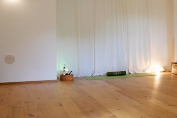 Yoga: Willkommen im gemütlichen Yogastudio in Schwetzendorf  - Natalie Merl - Yoga & Körpertherapie 