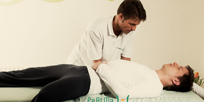 Yoga - spezielle Yogaangebote: Yogatherapie - PaAtMa®YogaMassage, Teilkörperbehandlung auf der Liege. - PaAtMa®YogaMassage