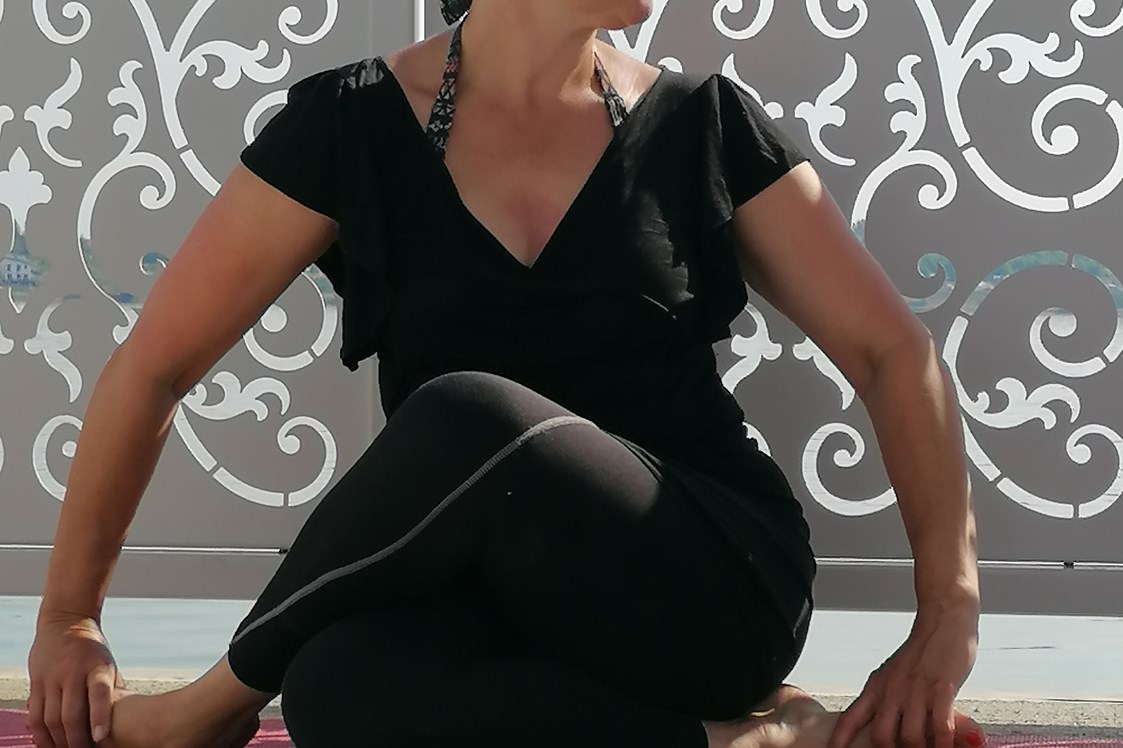 Yoga: Ich liebe den Perspektivwechsel und biete ihn dir mit Hilfsmitteln, wie Tuch, Hocker oder Rad! - Heike- Seewald- Blunert