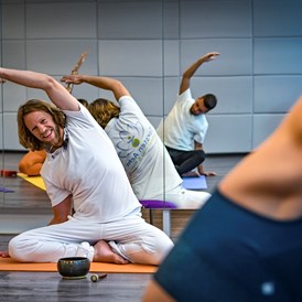 Yoga: Hatha Yoga Klasse - Torsten Acht - Schmerzhilfe & Yoga