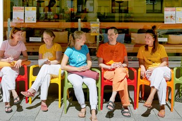 Yoga: Wir haben den ganzen Sommer geöffnet - bei Bedarf gekühlte Yogahalle.  - Sivananda Yoga Vedanta Zentrum München