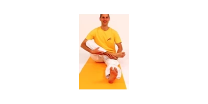 Yogakurs - vorhandenes Yogazubehör: Decken - Intensives Hüftarbeiten - Yogalehrer Weiterbildung im Yoga Retreat