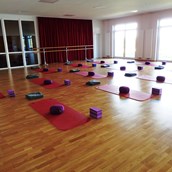 Yogakurs - Der 126m² große lichtdurchflutete Yogasaal. - flow move das Studio für Bewegung Anja Rolff