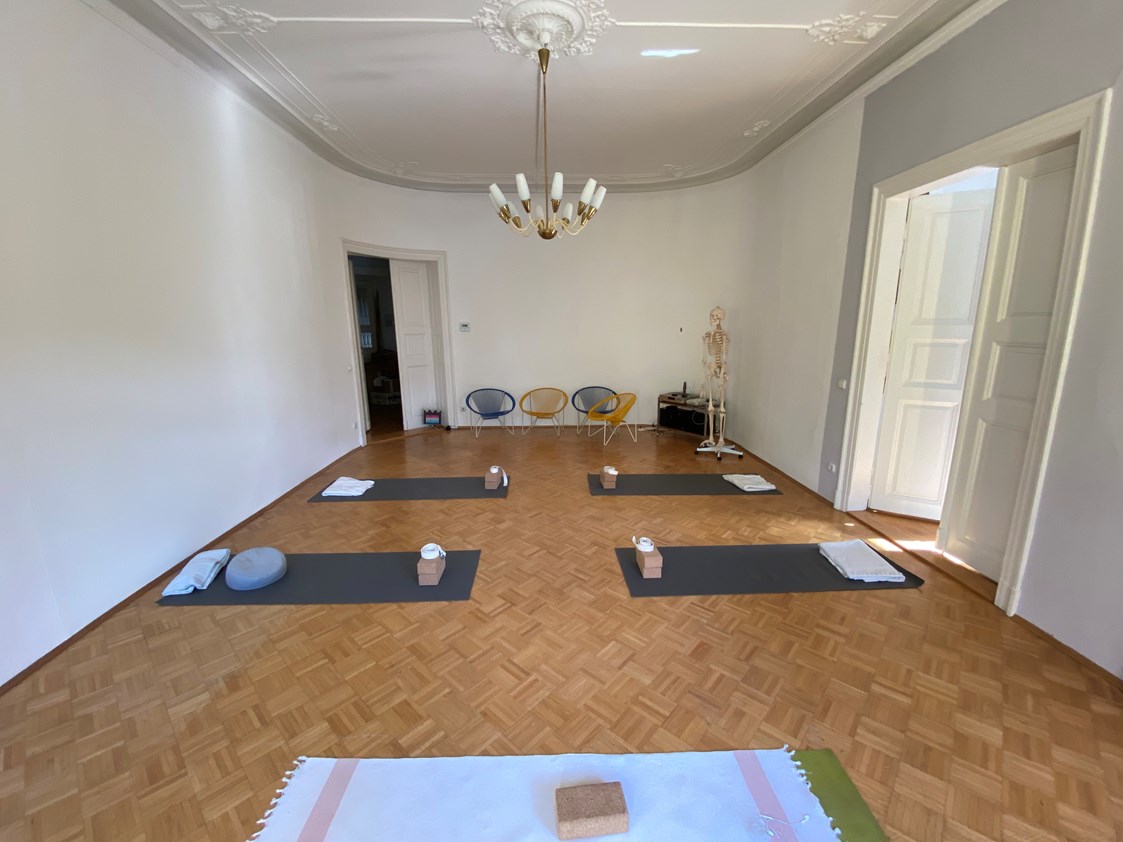 Yoga: Blicke ins Yoga-Studio in seinem Gründerzeitstil - YOGA MACHT STARK