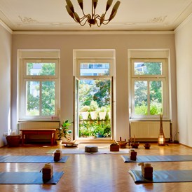 Yoga: Blicke ins Yoga-Studio in seinem Gründerzeitstil - YOGA MACHT STARK