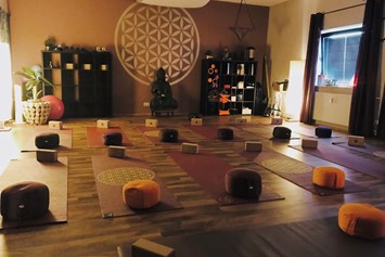 Yoga: Barbara & Lisa Rodermann/ Yogastudio Janardhan
