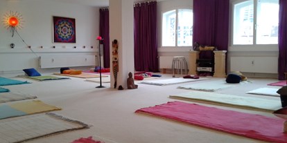 Yogakurs - vorhandenes Yogazubehör: Stühle - Binnenland - Der Yoga-Raum-Lübeck bereit für Yoga - Yoga-Raum-Lübeck  Inhaberin Christa Dirks