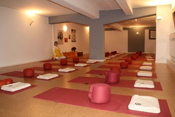 Yoga: https://scontent.xx.fbcdn.net/hphotos-xpf1/t31.0-8/s720x720/413051_370963319609498_225614793_o.jpg - Yoga Vidya Münster