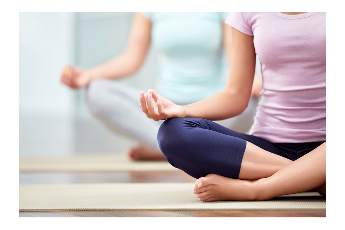 Yoga: VINYASA FLOW YOGA
Vinyasa Flow ist eine dynamisch-fließende Form des Hatha Yoga. Vinyasa bedeutet so viel wie "eine sinnvolle Abfolge", und so werden Asanas (Körperhaltungen) bewusst kombiniert und dann im Fluss mit dem Atem ausgeübt, um in einen kraftvollen Zustand der Meditation in Bewegung zu kommen. Den Abschuss jeder Stunde bildet eine Entspannung, in der Körper und Geist vollständig zur Ruhe kommen.
Vinyasa Flow ist auch für Yoga Neulinge mit einer gewissen körperlichen Fitness geeignet!
Wirkung: dynamisch - kräftigend - aktivierend - belebend - yoga elements - Kurse & Personal Yoga