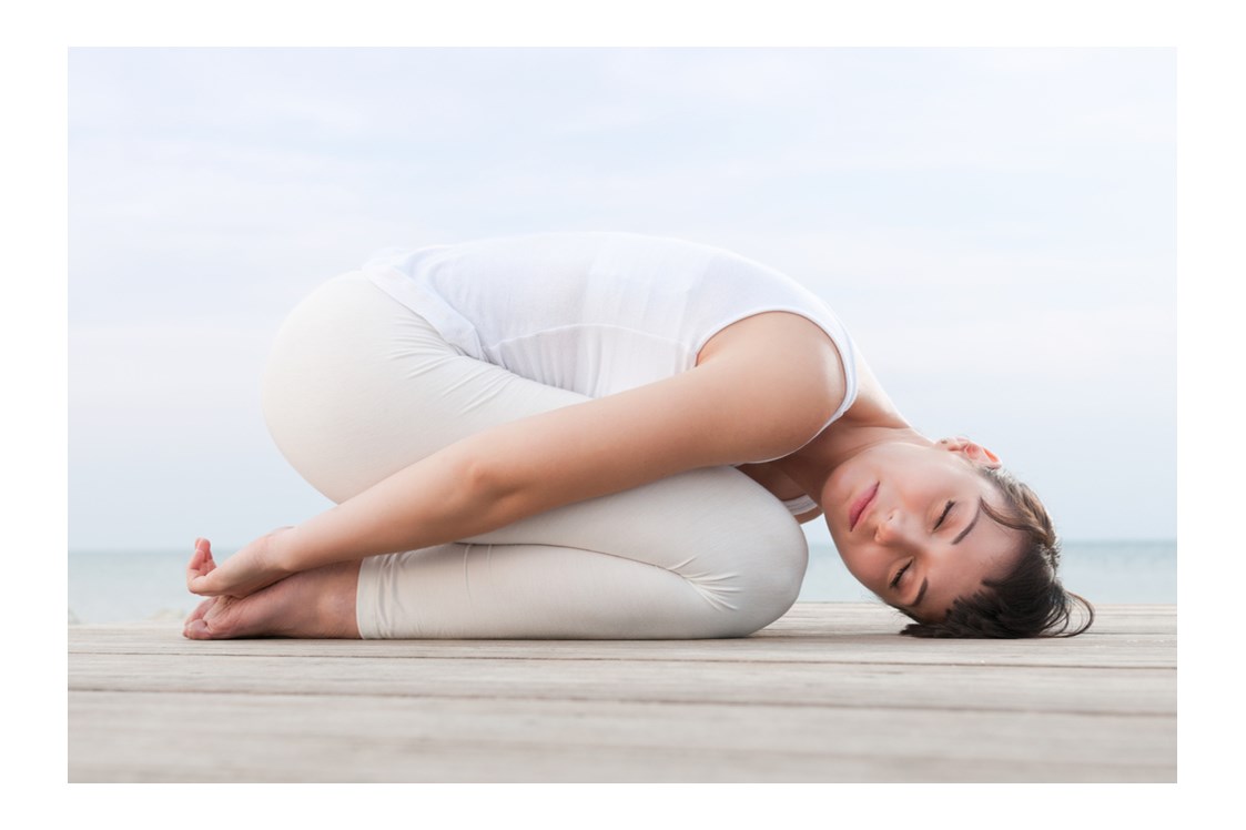 Yoga: YIN YOGA
Yin-Yoga ist ein ruhiger Yogastil, die perfekte Ergänzung zu anderen aktiven und kraftvollen Yogaarten.
Hier steht der passive Part des Loslassens im Vordergrund. Durch das lange Verweilen in den Positionen werden die tiefen Schichten des Körpers, wie das Bindegewebe (Faszien), die Bänder, Sehnen und Gelenke aktiviert und die Lebensenergie (Prana) harmonisiert.
Blockaden, Verspannungen, Schmerzen und Verkürzungen am Bindegewebe, an Bändern und an Gelenken können sich lösen.
Die sanften Übungen des Yin-Yoga eignen sich sowohl für Yogaeinsteiger als auch für Fortgeschrittene, die den ruhigen Yogastil bevorzugen.
Wirkung:  harmonisierend - mobilisierend - regenerierend - stressreduzierend - yoga elements - Kurse & Personal Yoga