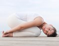 Yoga: YIN YOGA
Yin-Yoga ist ein ruhiger Yogastil, die perfekte Ergänzung zu anderen aktiven und kraftvollen Yogaarten.
Hier steht der passive Part des Loslassens im Vordergrund. Durch das lange Verweilen in den Positionen werden die tiefen Schichten des Körpers, wie das Bindegewebe (Faszien), die Bänder, Sehnen und Gelenke aktiviert und die Lebensenergie (Prana) harmonisiert.
Blockaden, Verspannungen, Schmerzen und Verkürzungen am Bindegewebe, an Bändern und an Gelenken können sich lösen.
Die sanften Übungen des Yin-Yoga eignen sich sowohl für Yogaeinsteiger als auch für Fortgeschrittene, die den ruhigen Yogastil bevorzugen.
Wirkung:  harmonisierend - mobilisierend - regenerierend - stressreduzierend - yoga elements - Kurse & Personal Yoga