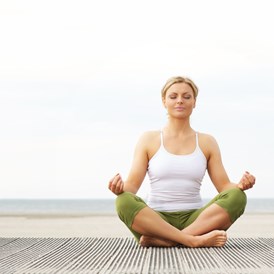 Yoga: YOGA ZUM ANKOMMEN UND ABSCHALTEN
Diese Yoga Richtung ist eine Kombination aus Hatha Yoga und YIN Yoga und schafft die ideale Verbindung von Asanas mit speziellen Atemübungen (Pranayama) und Meditation. Die Yogastellungen werden länger gehalten und sind in der Abfolge ruhiger. 
Im YIN Yoga geht es vor allem darum, in die Asanas hinein zu entspannen und den Atem frei fließen zu lassen, um auf diese Weise zu innerer Ruhe zu kommen und unterschwellige Spannungen in den Organen und Muskelpartien loszulassen. Zur besseren Ausrichtung werden Kissen, Gurte und Blöcke verwendet. Den Abschluss bildet auch hier eine Endentspannung, die Körper und Geist in Balance bringt.
Gelassenheit, Vitalität und Gesundheit sind die langfristigen Erfolge dieses auch für Anfänger optimal geeigneten Unterrichts.
Wirkung:  beruhigend - kräftigend - sanft - entspannend - yoga elements - Kurse & Personal Yoga