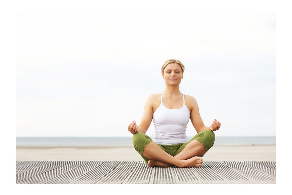 Yoga: YOGA ZUM ANKOMMEN UND ABSCHALTEN
Diese Yoga Richtung ist eine Kombination aus Hatha Yoga und YIN Yoga und schafft die ideale Verbindung von Asanas mit speziellen Atemübungen (Pranayama) und Meditation. Die Yogastellungen werden länger gehalten und sind in der Abfolge ruhiger. 
Im YIN Yoga geht es vor allem darum, in die Asanas hinein zu entspannen und den Atem frei fließen zu lassen, um auf diese Weise zu innerer Ruhe zu kommen und unterschwellige Spannungen in den Organen und Muskelpartien loszulassen. Zur besseren Ausrichtung werden Kissen, Gurte und Blöcke verwendet. Den Abschluss bildet auch hier eine Endentspannung, die Körper und Geist in Balance bringt.
Gelassenheit, Vitalität und Gesundheit sind die langfristigen Erfolge dieses auch für Anfänger optimal geeigneten Unterrichts.
Wirkung:  beruhigend - kräftigend - sanft - entspannend - yoga elements - Kurse & Personal Yoga