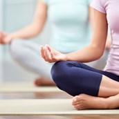 Yogakurs - VINYASA FLOW YOGA
Vinyasa Flow ist eine dynamisch-fließende Form des Hatha Yoga. Vinyasa bedeutet so viel wie "eine sinnvolle Abfolge", und so werden Asanas (Körperhaltungen) bewusst kombiniert und dann im Fluss mit dem Atem ausgeübt, um in einen kraftvollen Zustand der Meditation in Bewegung zu kommen. Den Abschuss jeder Stunde bildet eine Entspannung, in der Körper und Geist vollständig zur Ruhe kommen.
Vinyasa Flow ist auch für Yoga Neulinge mit einer gewissen körperlichen Fitness geeignet!
Wirkung: dynamisch - kräftigend - aktivierend - belebend - yoga elements - Kurse & Personal Yoga