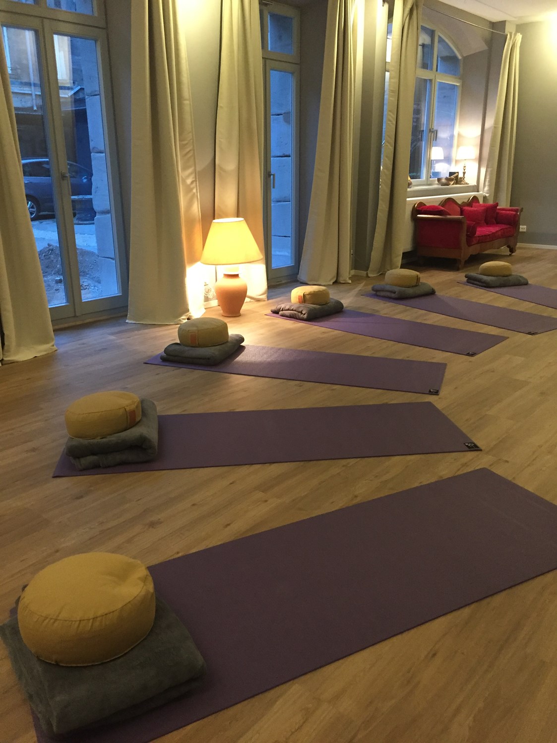 Yoga: Yoga in Wohnzimmer Atmosphäre  - Param Yoga - Yoga in Fürth bei Nürnberg