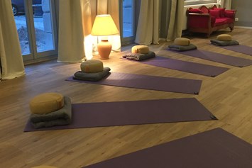 Yoga: Yoga in Wohnzimmer Atmosphäre  - Param Yoga - Yoga in Fürth bei Nürnberg